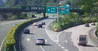 【高速行车道急停一声断喝救险】2026年4月4日，河池民警巡逻至兰海高速南宁