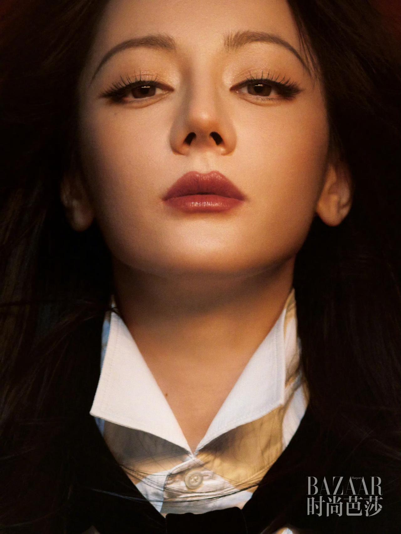 迪丽热巴：时尚芭莎金九刊连庄的90后先锋迪丽热巴在时尚领域持续闪耀，成为《时