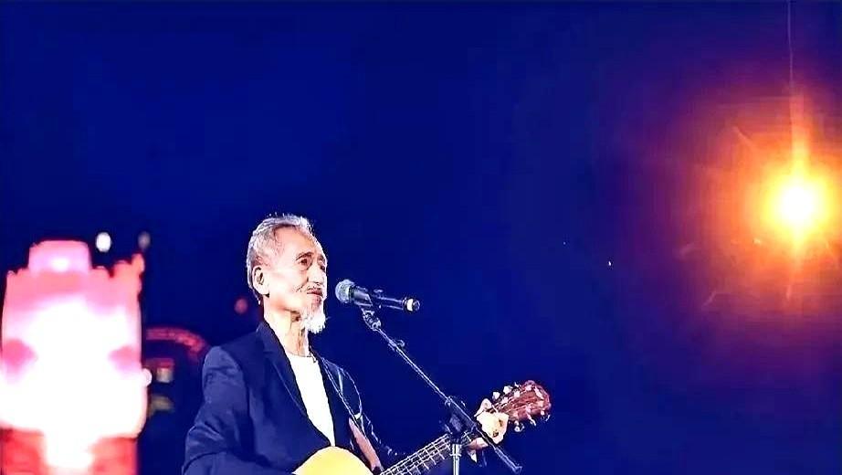 现在全网最后悔的人一定是《中国好声音》的四位导师了当年74岁的陈彼得参加《中