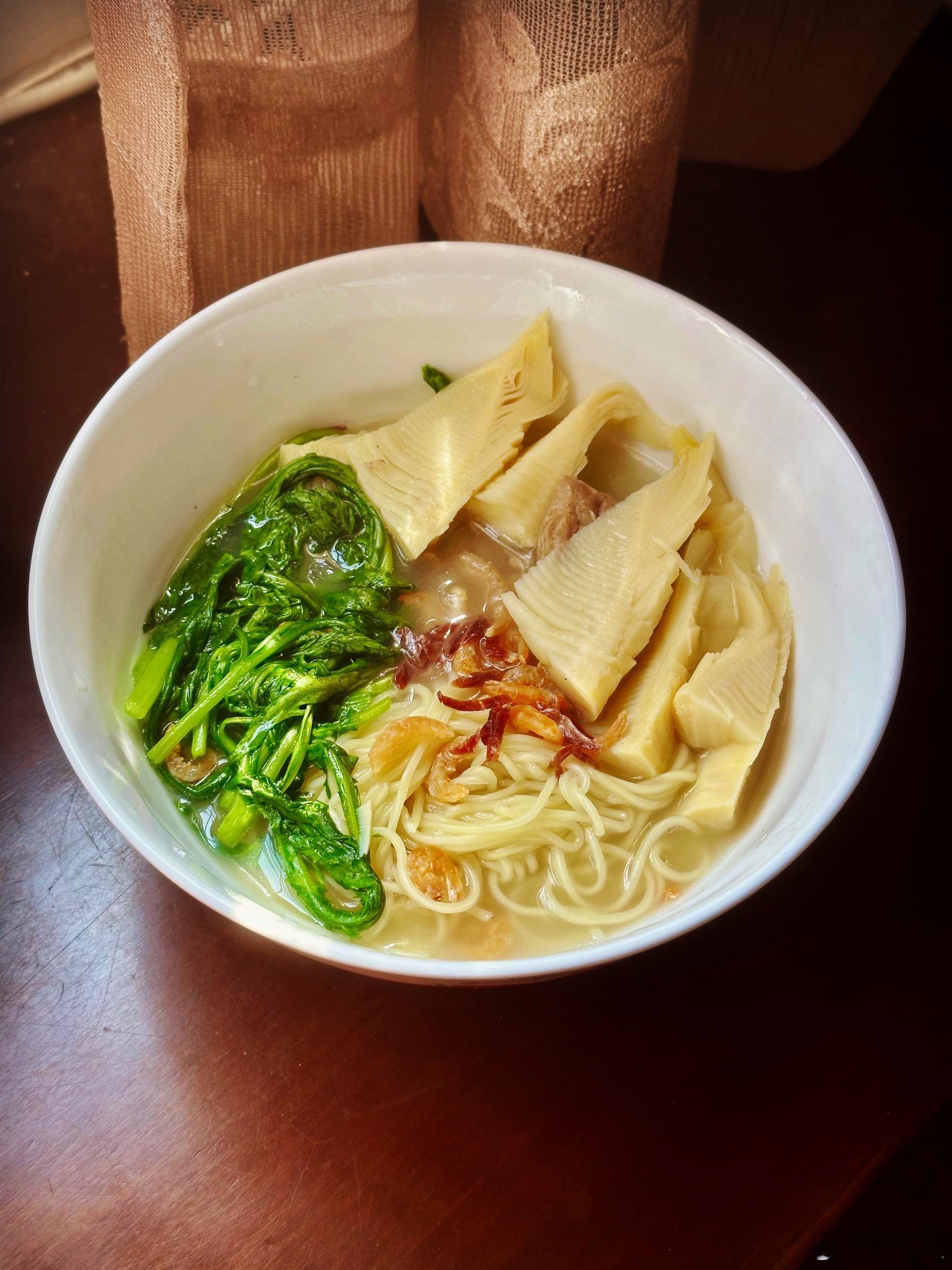 兄弟不在上海，还是差人送来两只黄泥拱。所以说家里要总备好两盒鸡汤，两盒肉汤。所以