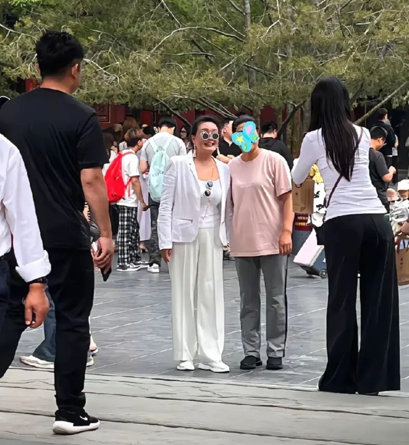 张兰也担心啊！害怕明天汪小菲的婚礼不能顺利进行，这还没到时间呢，就一茬接一茬地有
