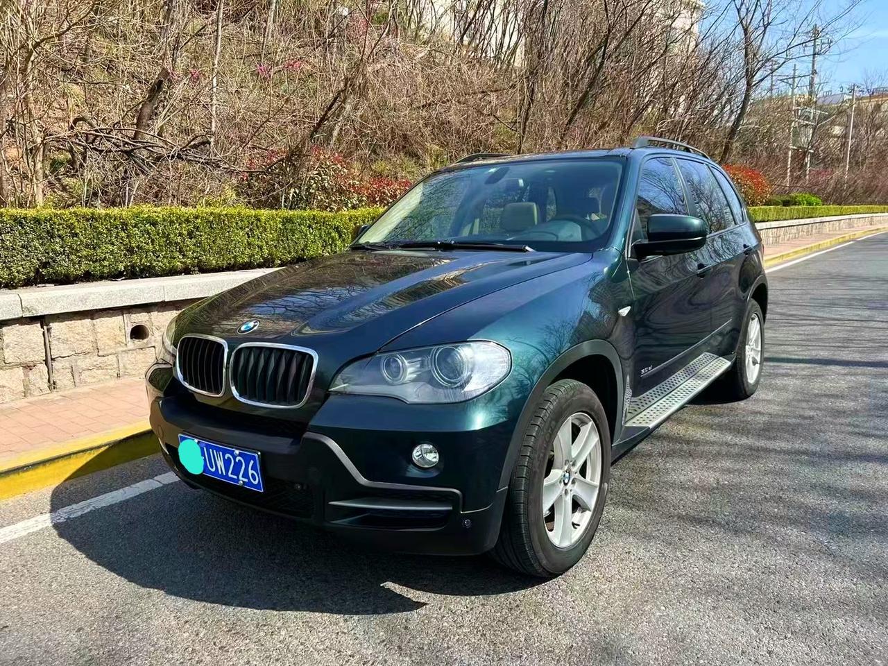一台老款的宝马x5零几年的初代墨绿色非常的罕见！