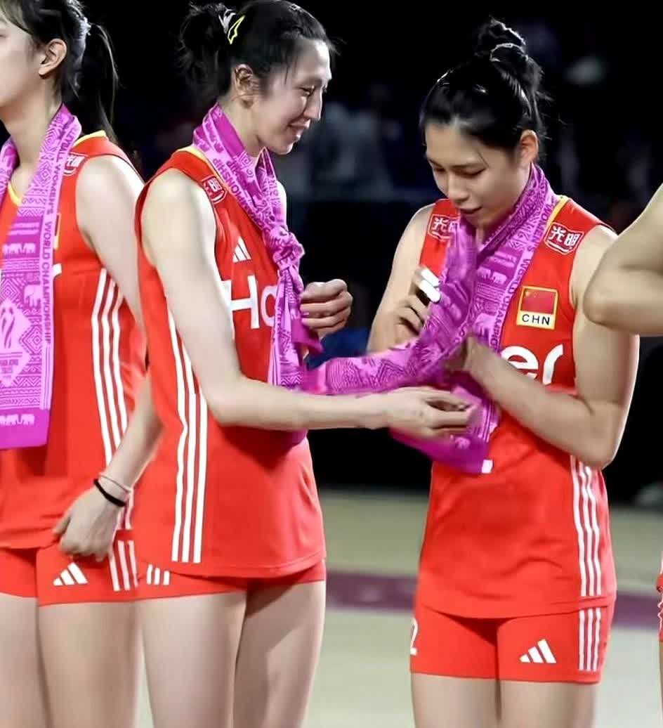 国家队不是秀场，先做人再打球赢球靠一个人？女排姑娘直接打脸龚翔宇把领