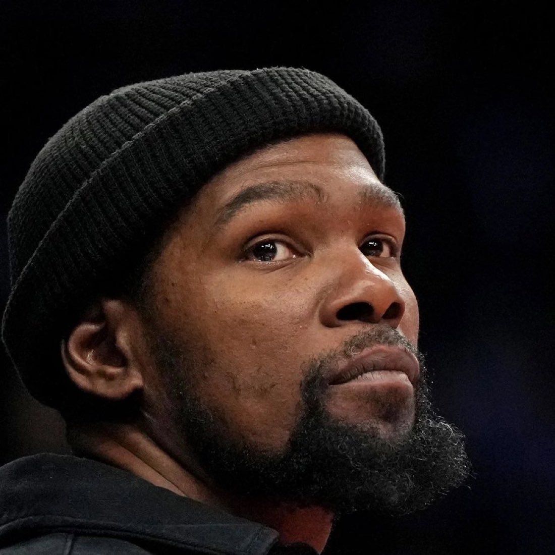 Shams在刚刚的《GETUP》节目里表示杜兰特会继续缺阵湖人和火箭的G6一战