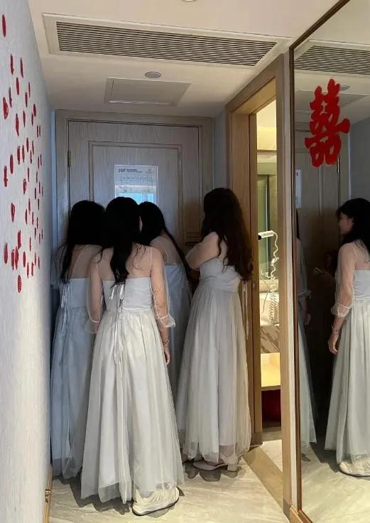 新郎来接亲，5位伴娘堵门，让新郎给每人999元红包。新郎连喊三声开门，不开门就走