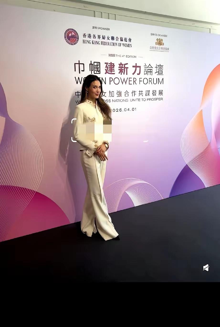 香港那个论坛，台上的人个个西装革履，全在讲英文。轮到谷爱凌，一身米白色中式套装