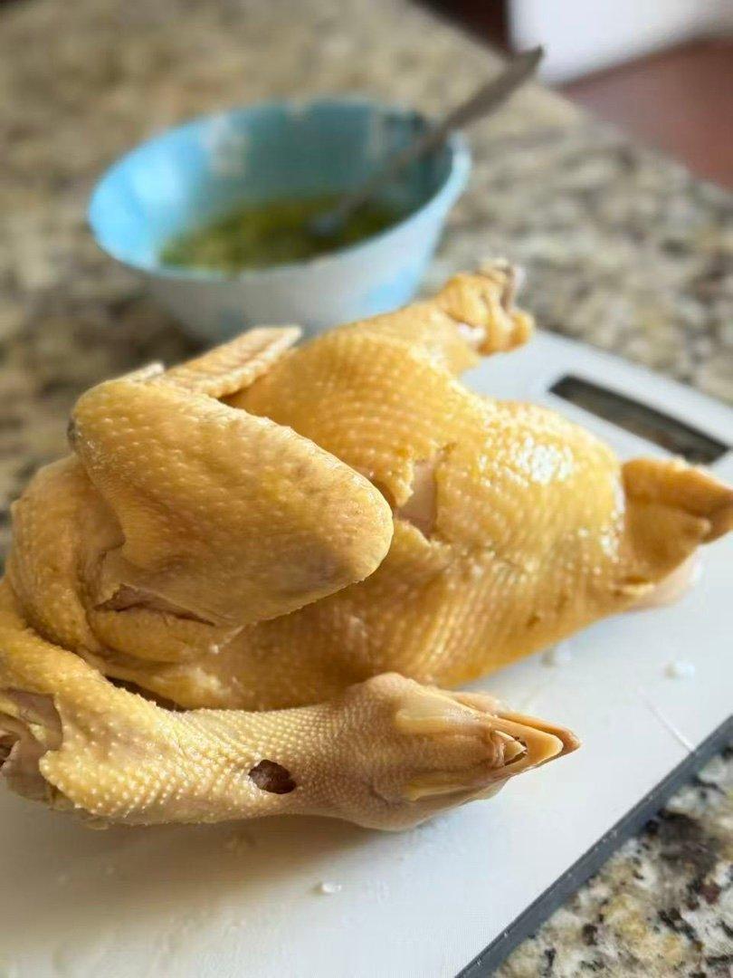 乖妈做的白斩鸡。虽然斩功有瑕疵，但味道还是一流的。很嫩。