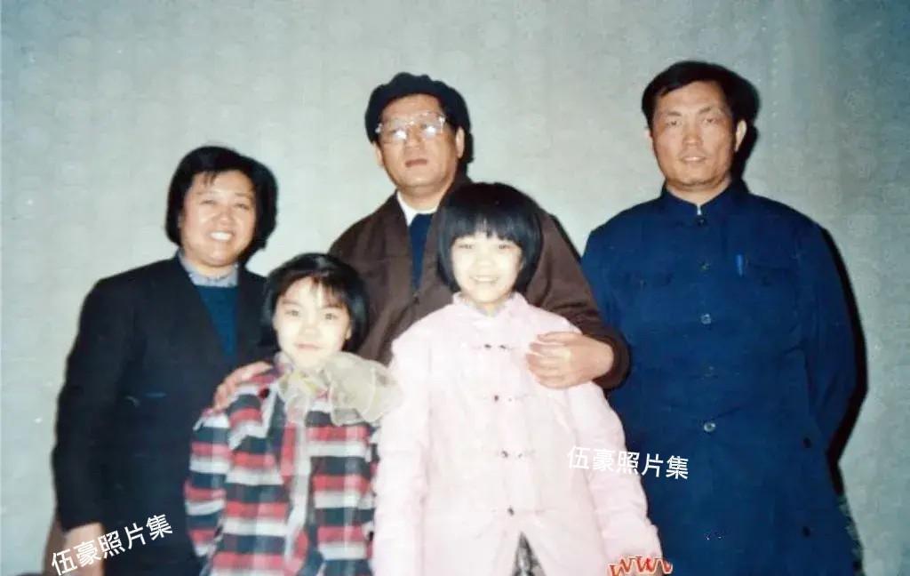 上世纪八十年代后期，河北省农业厅副厅长吕玉兰（左一）和全国总工会主席倪志福同志（