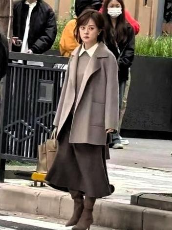 孙俪这组上海街拍照也太能打了！42岁状态好到犯规，又白又瘦不说，一头卷发衬得整个