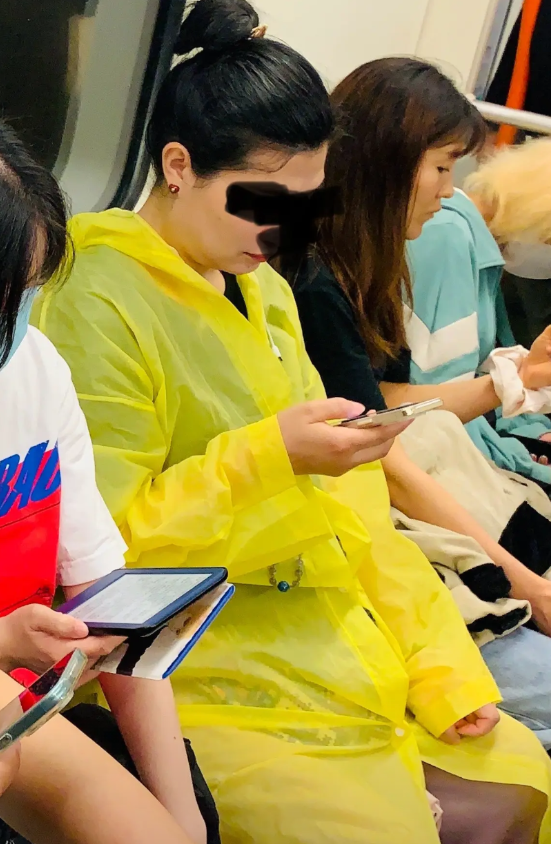 今天中雨，浑身湿漉漉的我走进地铁七号线，却发现一个女士穿着雨衣坐在位置上，感觉
