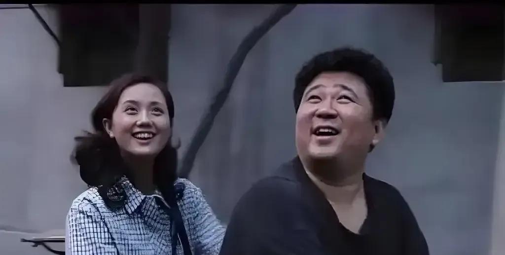 在经典剧集《贫嘴张大民的幸福生活》里，朱媛媛饰演的初七凤宛如一抹温暖的人间烟火，