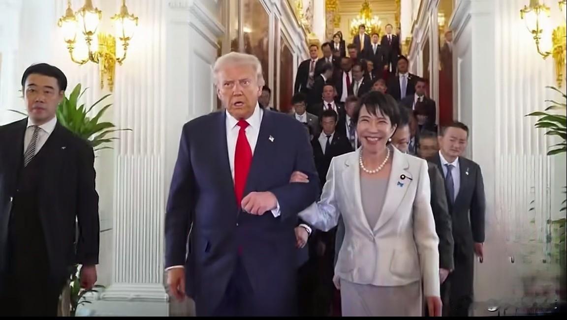 近日，美日两国元首在公开场合展现出的亲密互动，堪称世界外交舞台上难得一见的风景。