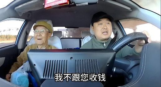 山西一93岁抗美援朝老兵坐出租车被拒收车费，老兵礼貌地说谢谢，司机却表示：