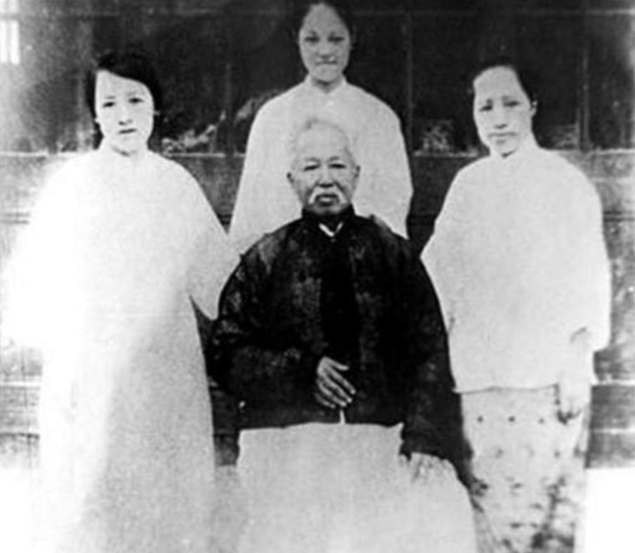 中国第一个喊出"一夫一妻"的男人，自己娶了六房太太。最后一房，他62岁，姑娘才1