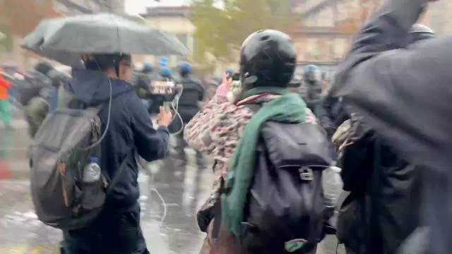 这个下手有点狠啊！看来真的是憋了一肚子气了。

#海外新鲜事##法国部署45000名警察和宪兵应对骚乱##法国近年来最严重暴力骚乱##海外新鲜事[超话]