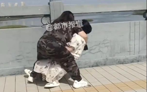 洛阳，一位大姐开车路过一座桥，看到桥上一位女子情绪不对，望着河面发呆。没一会，她