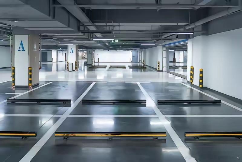 车位售价8.5万一个，是地下人防车位，没有产权，每年管理费600元。租车位的话，