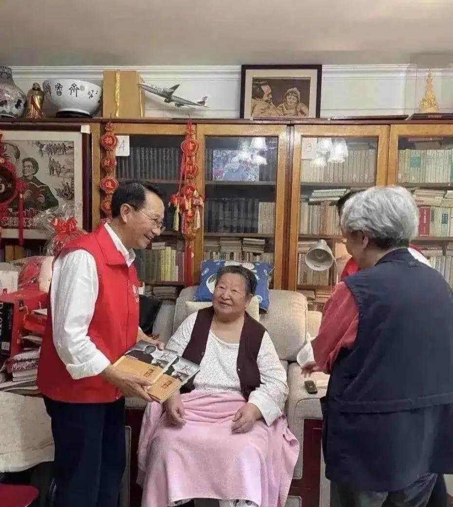 周总理的侄女<em>周秉德</em>看望毛主席的女儿李讷，坐在轮椅上的就是毛主席的小女儿李讷。背对