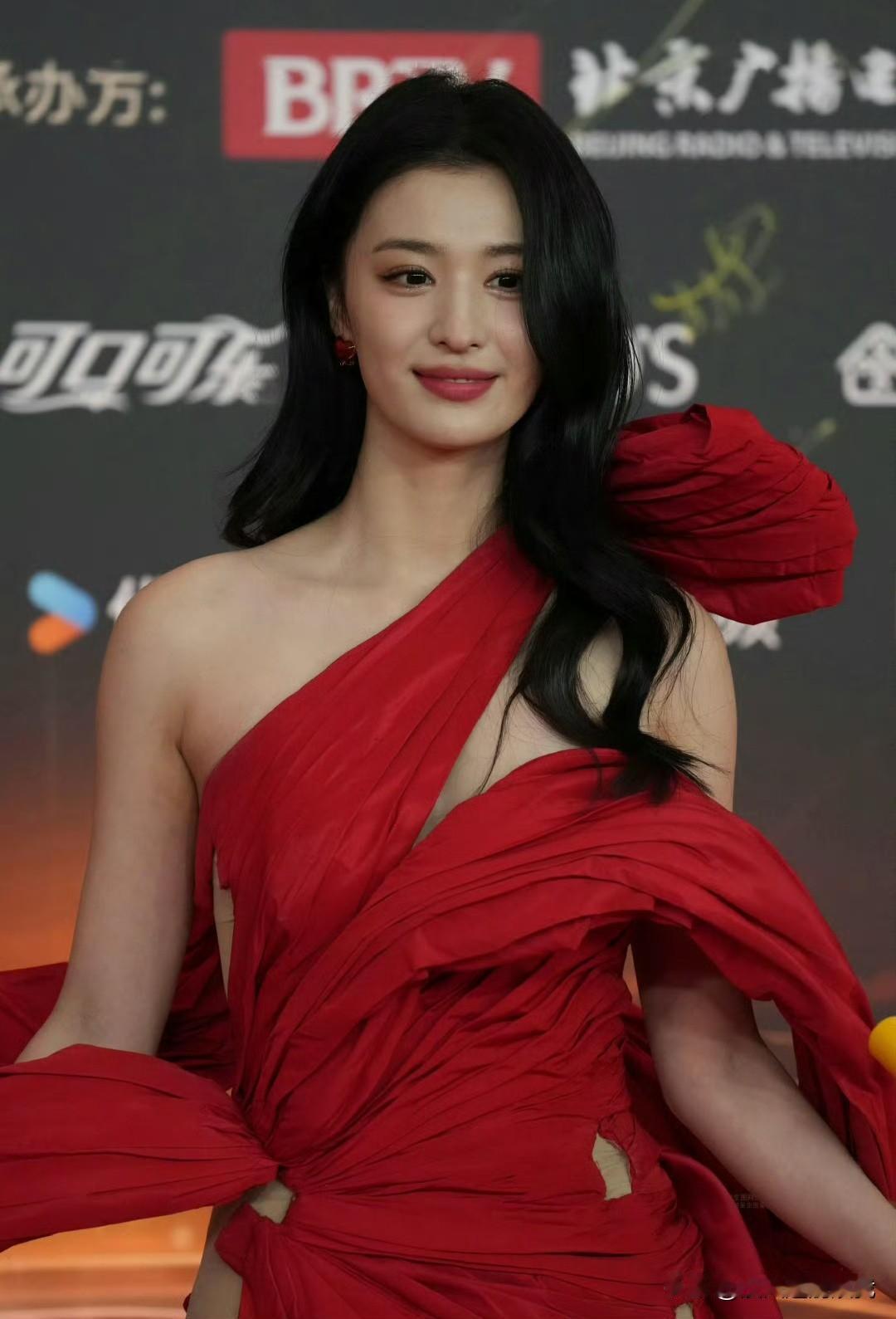 红毯上的王楚然，每次出场都像开了挂，美得让人窒息！这气场，这颜值，简直就是行走的