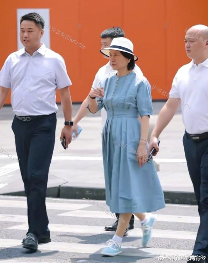 【董明珠现身成都太古里引热议】网友成都偶遇董明珠7月31日消息近日，多名网友晒