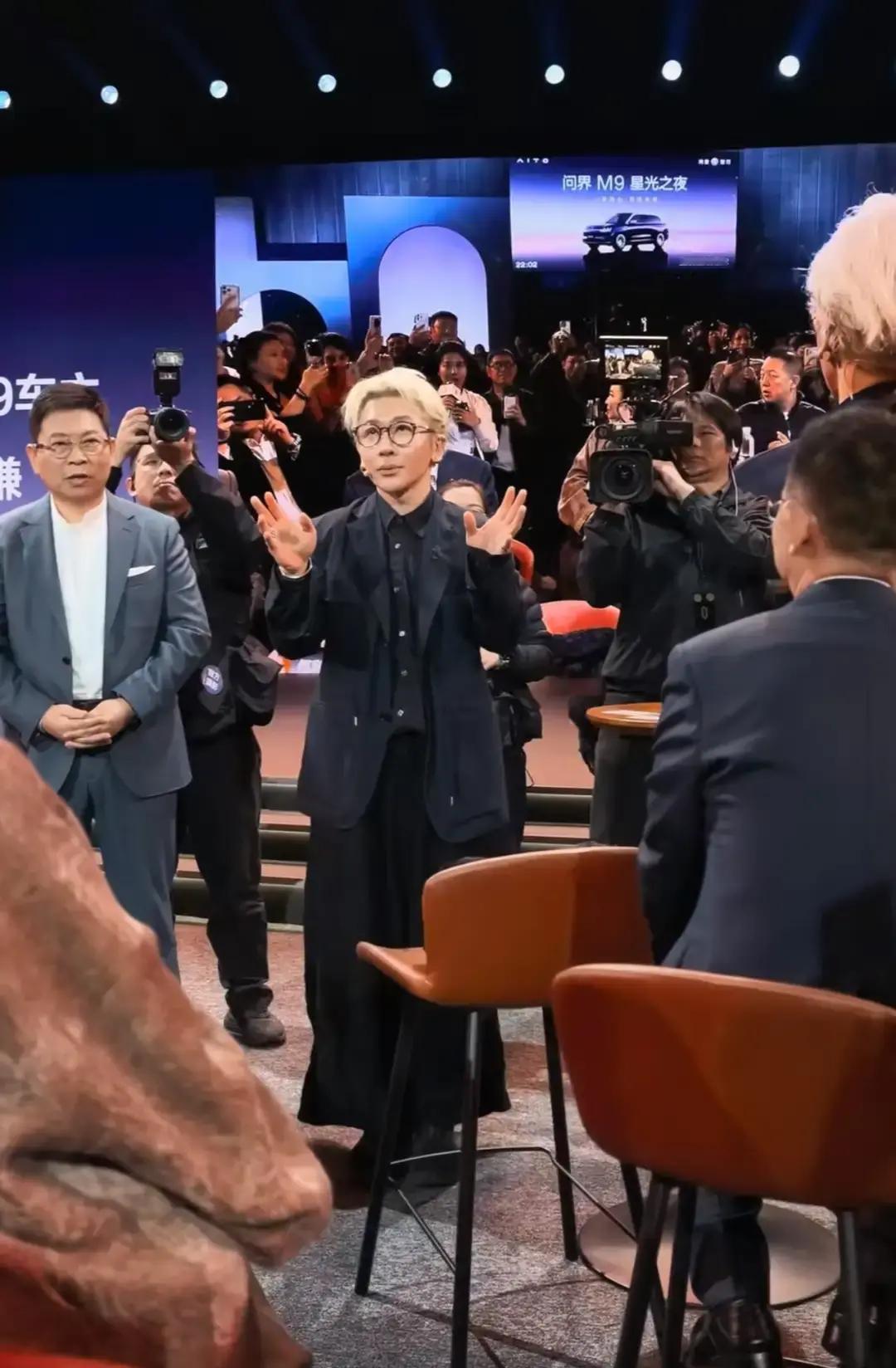 问界M9星光之夜，刘谦穿着彩排完春晚的西装直接赶到发布会，头发还带舞台...