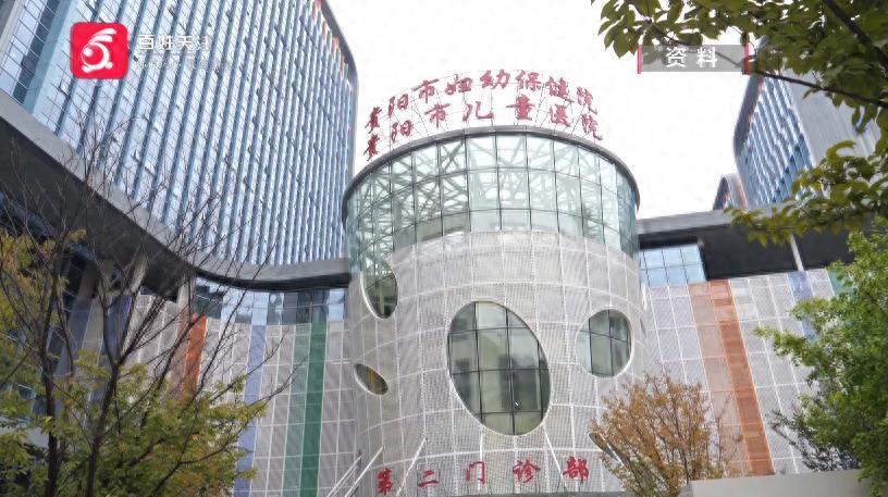 贵州贵阳，一场意外击碎了普通打工家庭！5月5日浪涨新闻报道，妻子带俩女儿出