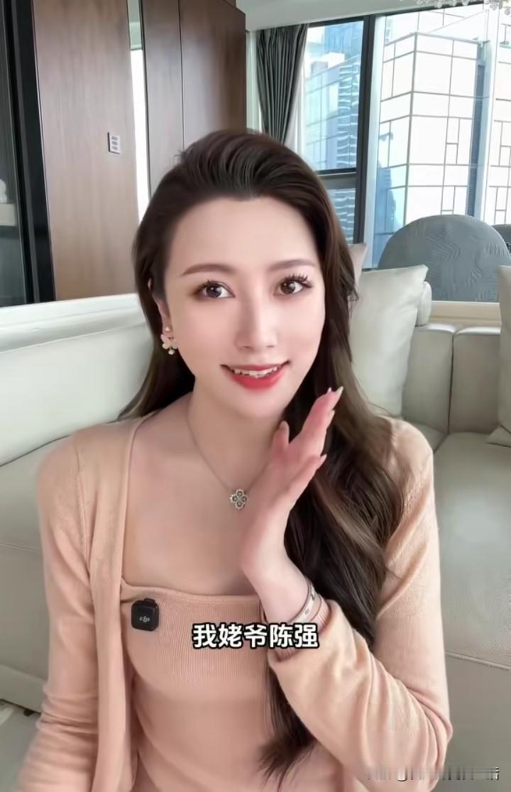 这是陈强的外孙女，陈佩斯的外甥女，也是一位国外名校毕业的高知女性，嫁给了一个同在