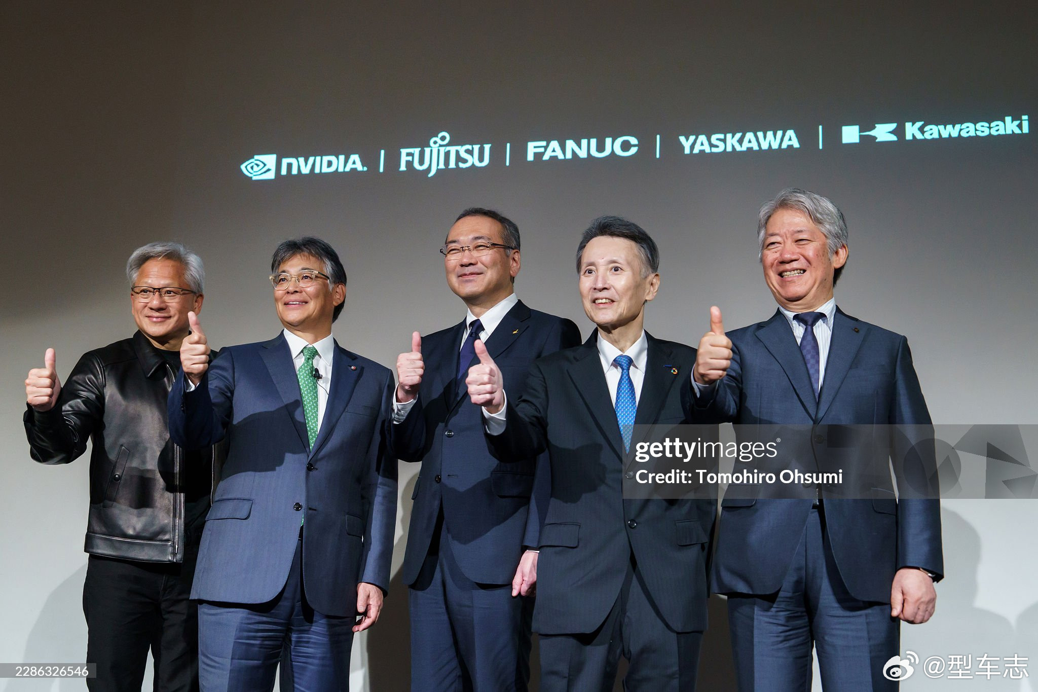 黄仁勋这次没参加世界AI大会，反倒悄悄跑去了东京。白天先去秋叶原参加世嘉活动，晚