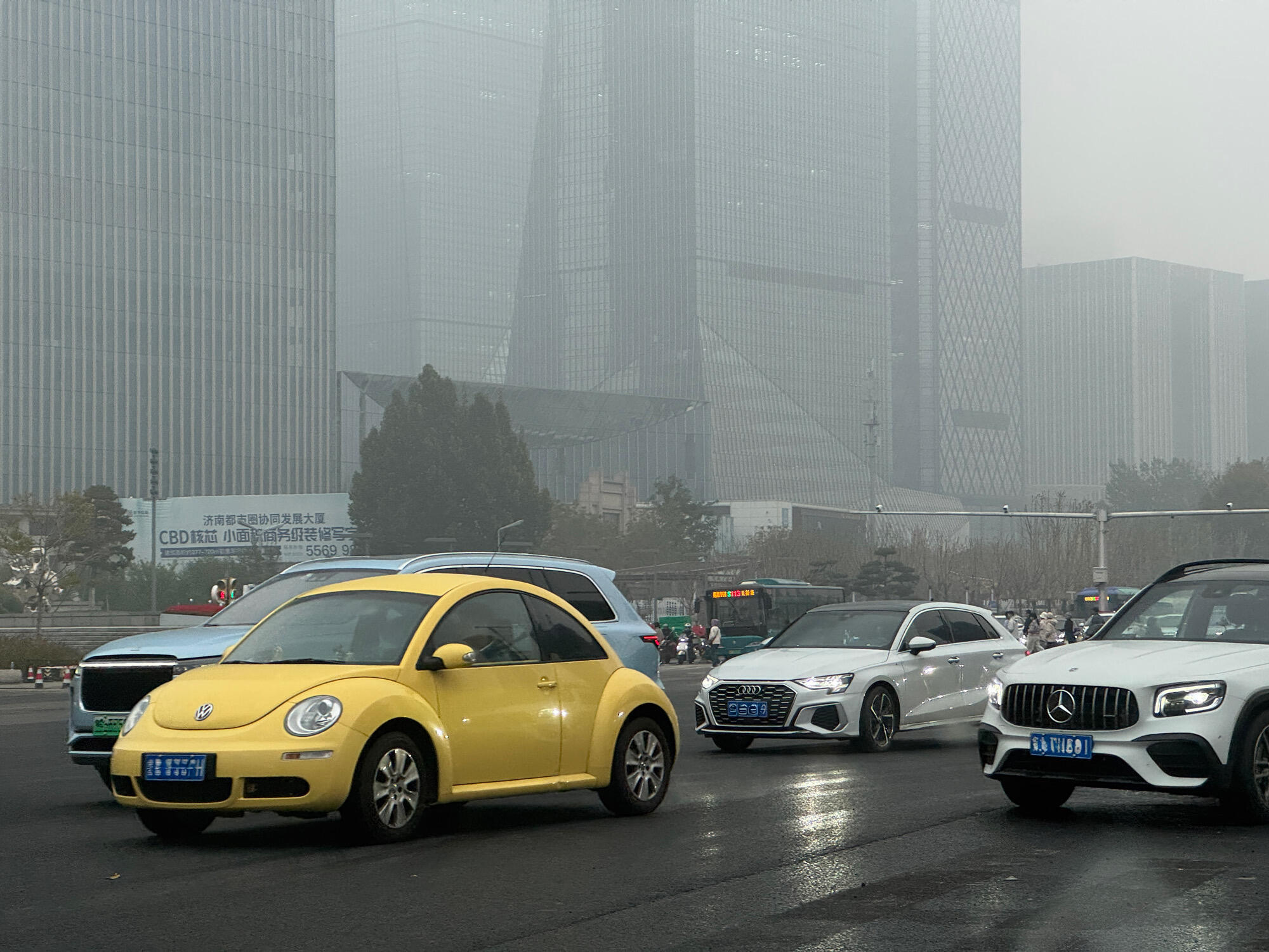 论甲壳虫的气势这块儿可惜停产了，建议新能源出几款这种造型的，太适合宝妈带孩子上下