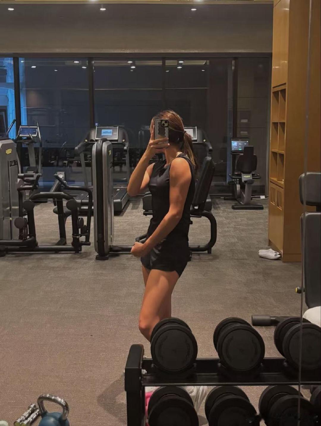 吴尊女儿手臂肌肉吴尊女儿14岁近照，女大十八变啊~！吴尊女儿14岁近照​