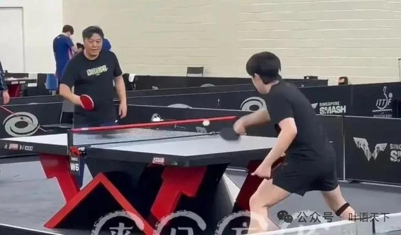 在以前的训练视频中，我们也曾见到王楚钦跟队友牛冠凯进行过类似的尝试。但此次在教练