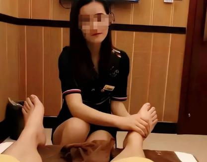 湖北一男子酒后去足疗店按摩，期间多次拍打女技师的大腿内侧。女技师想着他喝多了没计