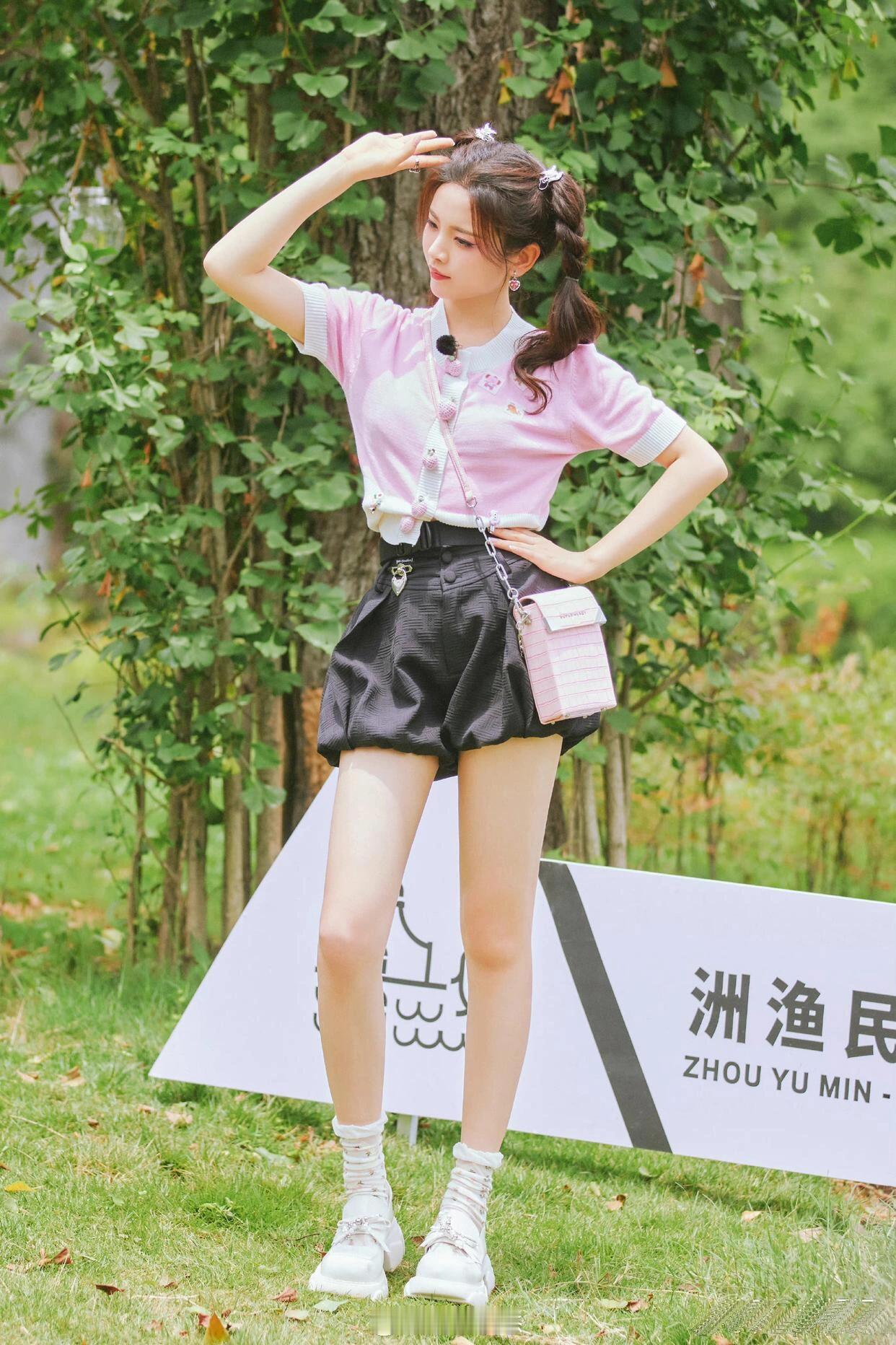 杨超越不同时期的穿搭风格，不变的大长腿​​​