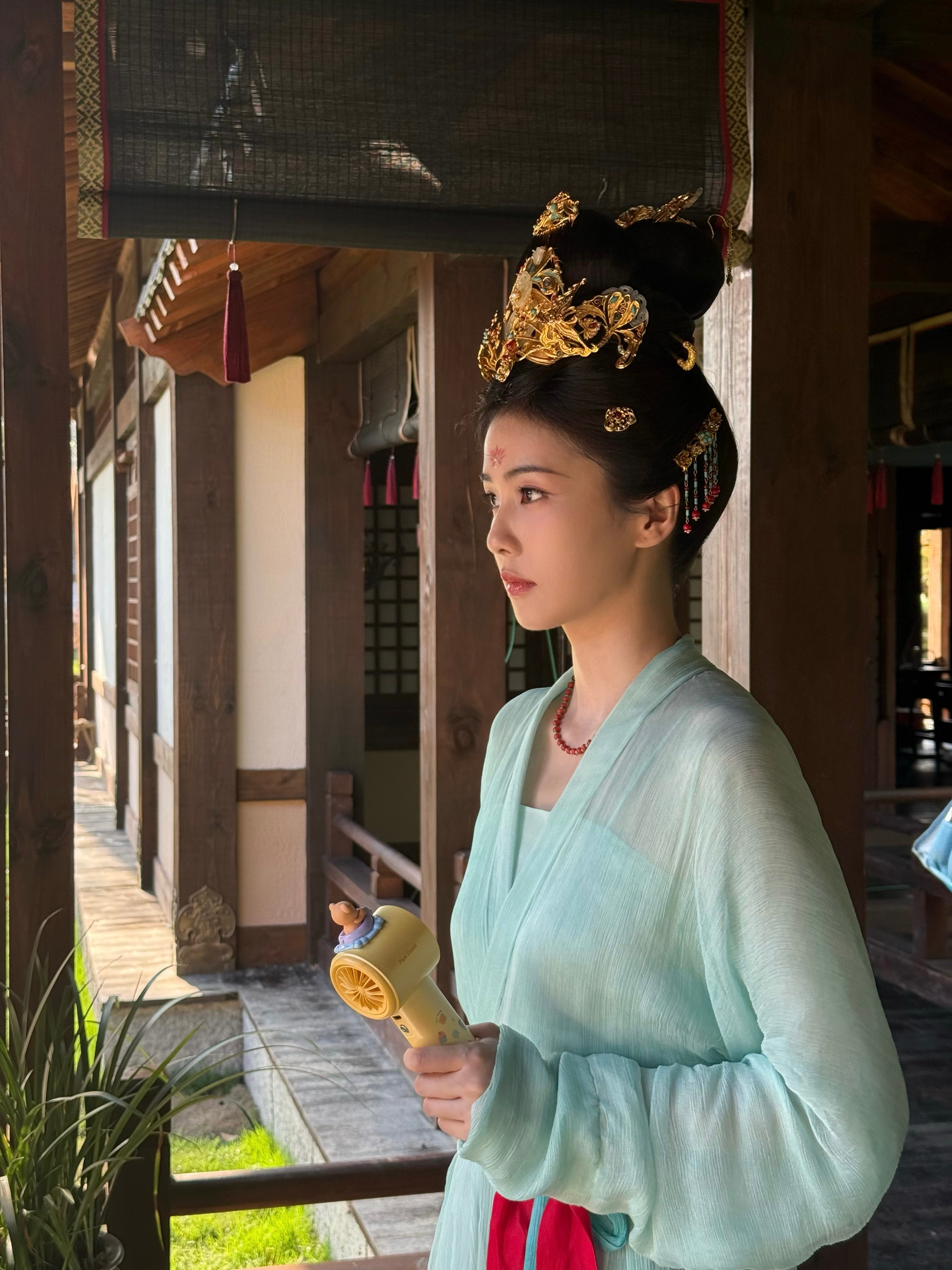 圈内人能让自己孩子去喜欢的明星，说明白鹿确实很好。外界人不懂娱乐圈，娱乐圈最是藏