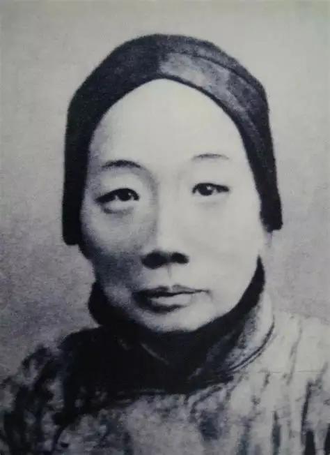 有一次，鲁迅的母亲忍不住问朱安：“你一个女人，怎么就生不出孩子呢？”朱安突然攒