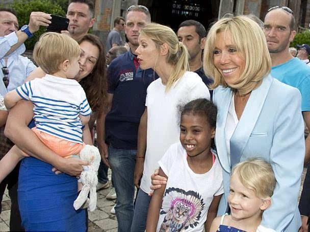 马克龙妻子和他的继女现身街头，这对母女俩一个抱娃一个逗娃，好有爱的画面。