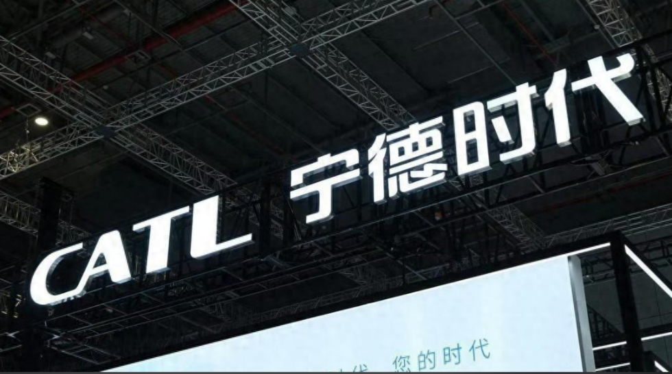 一家电池厂，干翻了整个汽车圈2025年，中国汽车行业卖出了3400多万辆车，但行业的销售利润率只有4