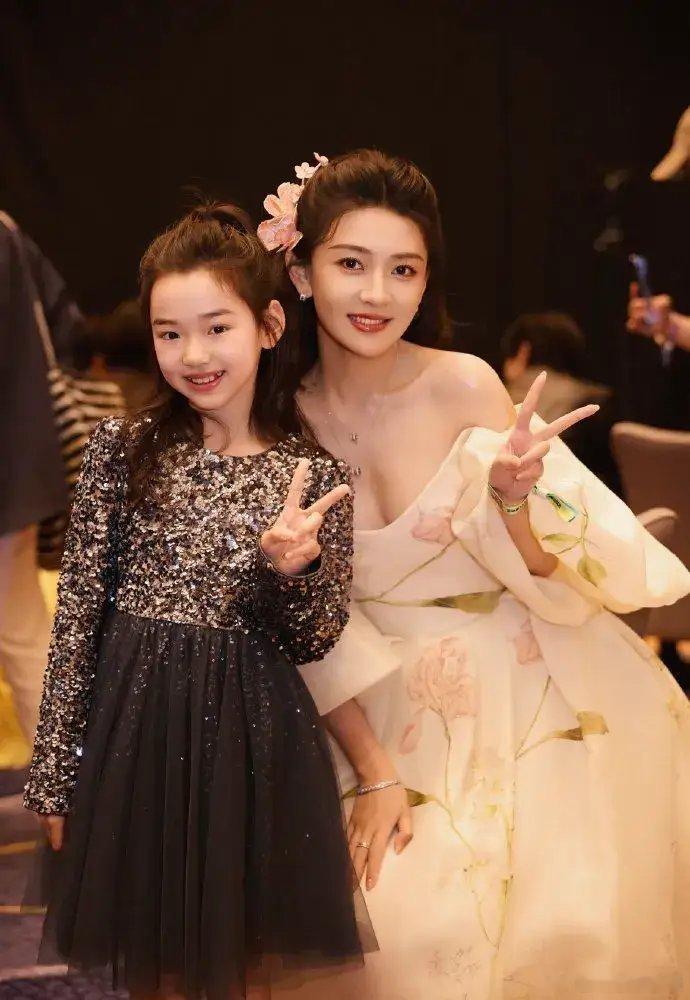 尖叫之夜的最大赢家根本不是拿奖的明星，而是9岁的小酒窝！一口气晒17张合照，白鹿