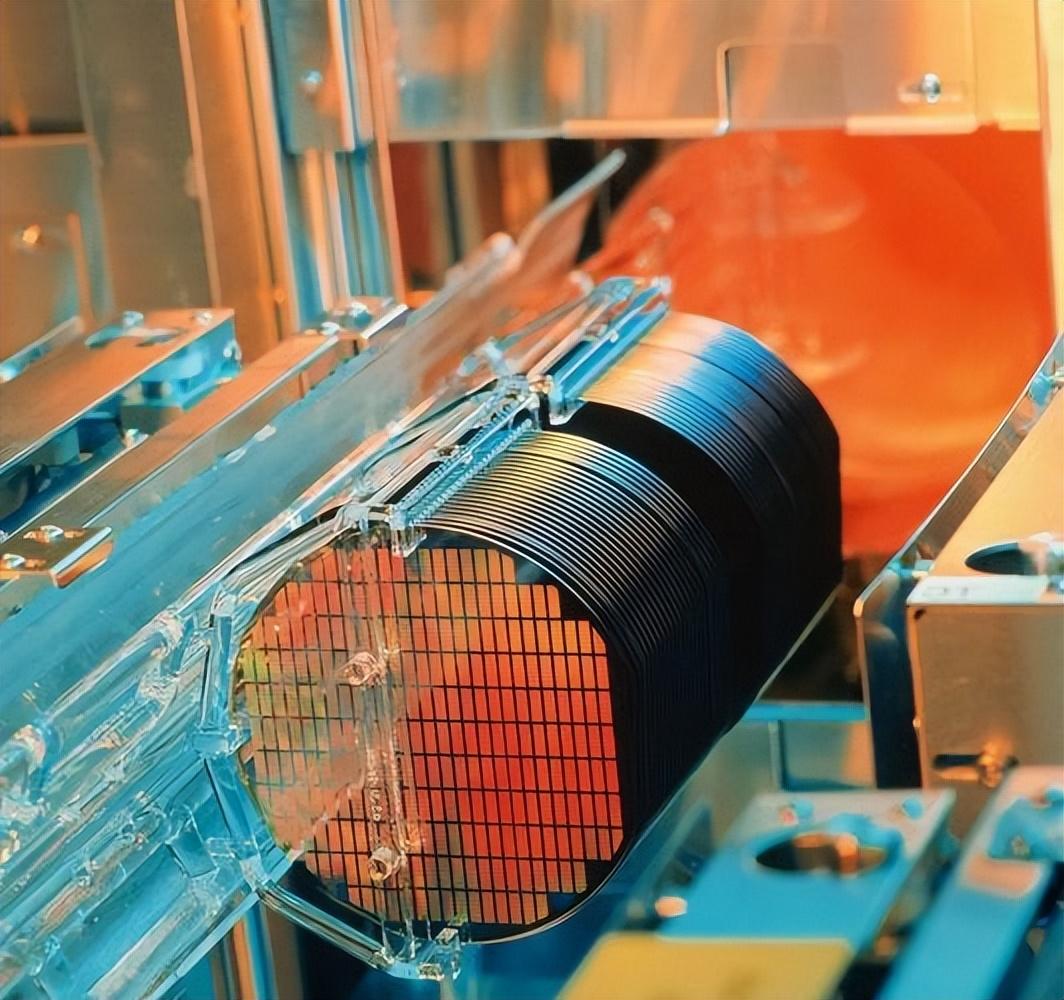 当大家都在关注中国光刻机如何突破ASML封锁时，没人想到，最先撑不住的会是曾经的