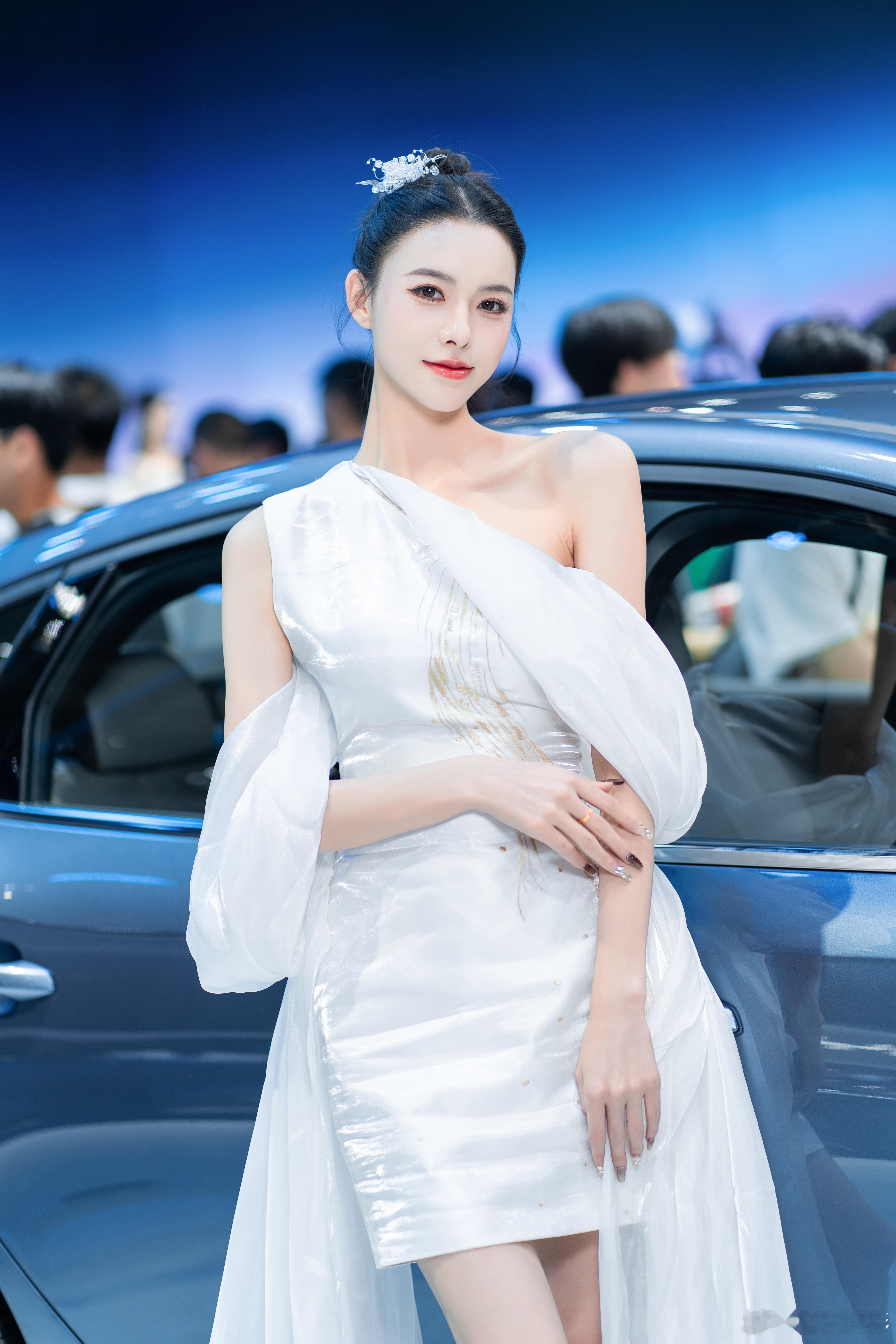 汽车美图我与汽车的日常汽车文化让各位久等了！气质车模又登场啦[比心][比心]模特：