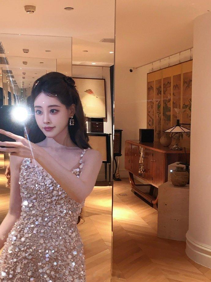 祝绪丹大大方方的满分女祝绪丹真的太亮眼了！公主头甜美又大方，亮片短裙超精致，肩