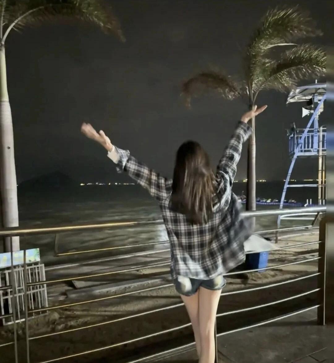 夜晚海边，自由飞翔，拥抱海风，享受自由！🌊👗💃