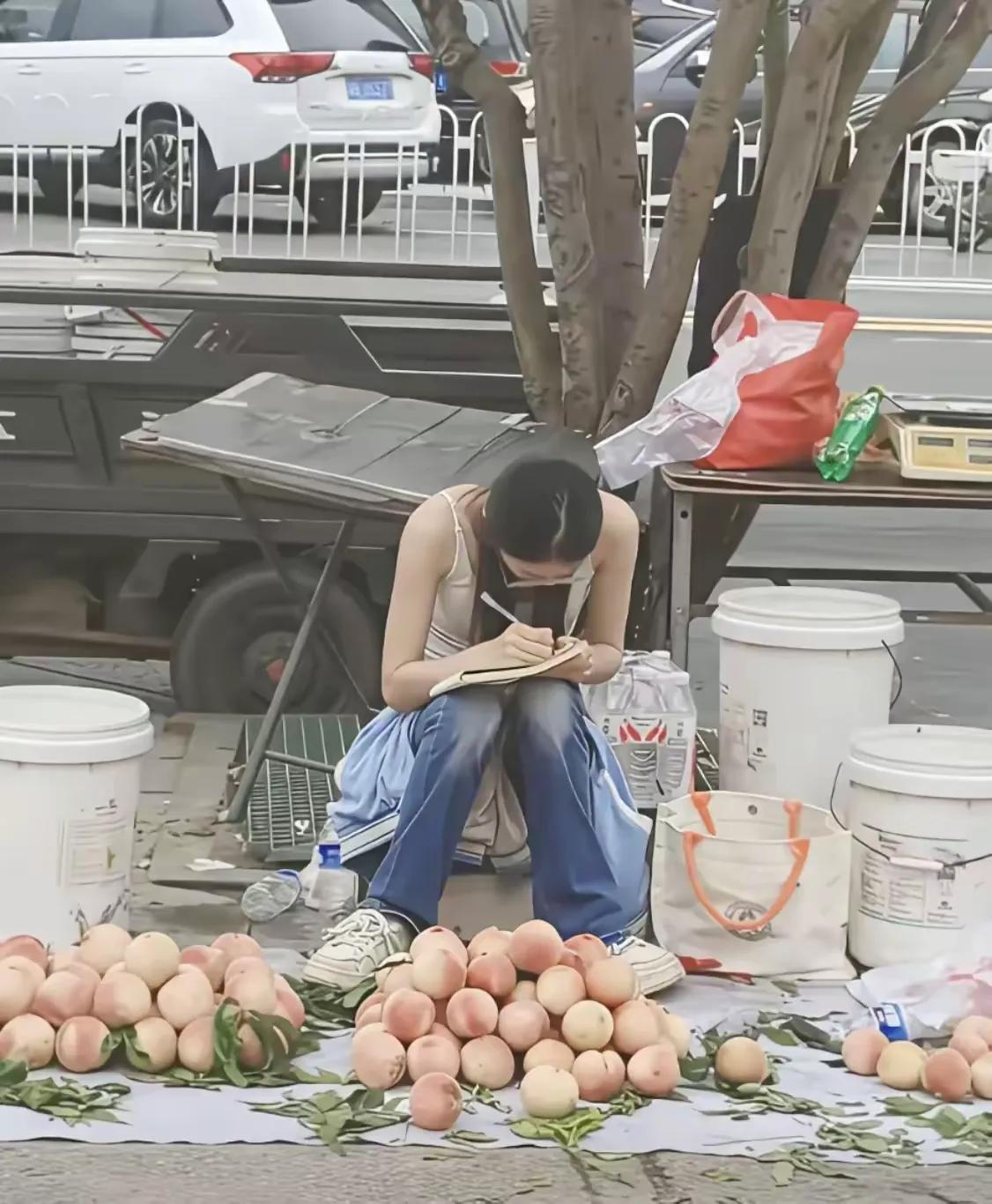 看这个小姑娘蹲地上写作业，我突然想到一个问题：我们整天喊减负，减的到底是谁的负？