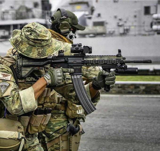 印尼海军特种部队的100发弹匣HK416​​​