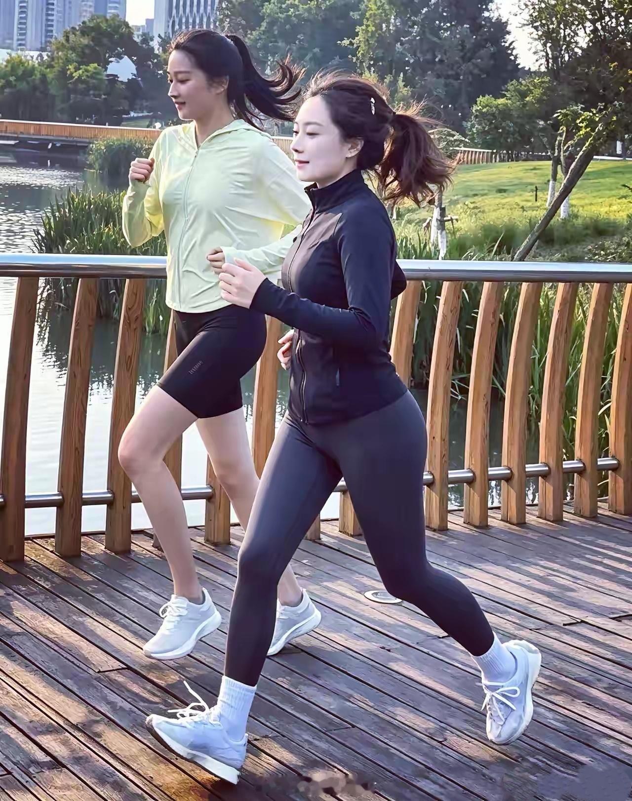 关晓彤户外跑步，这腿是真长啊！旁边是她的健身私教，身材也超级棒。