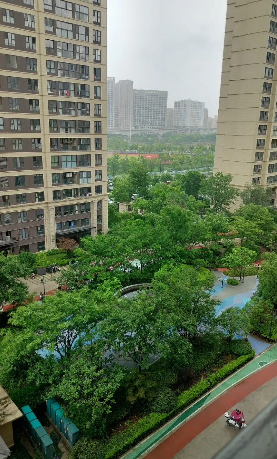 给别人留碗饭吃，为正能量主播点赞！一个月收入9600元的退休老人，要把垃圾桶边上