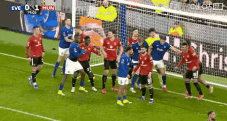 曼联新星梅努赛后整活吐槽，直接把埃弗顿的角球攻防P成WWE摔角现场，调侃对方禁区