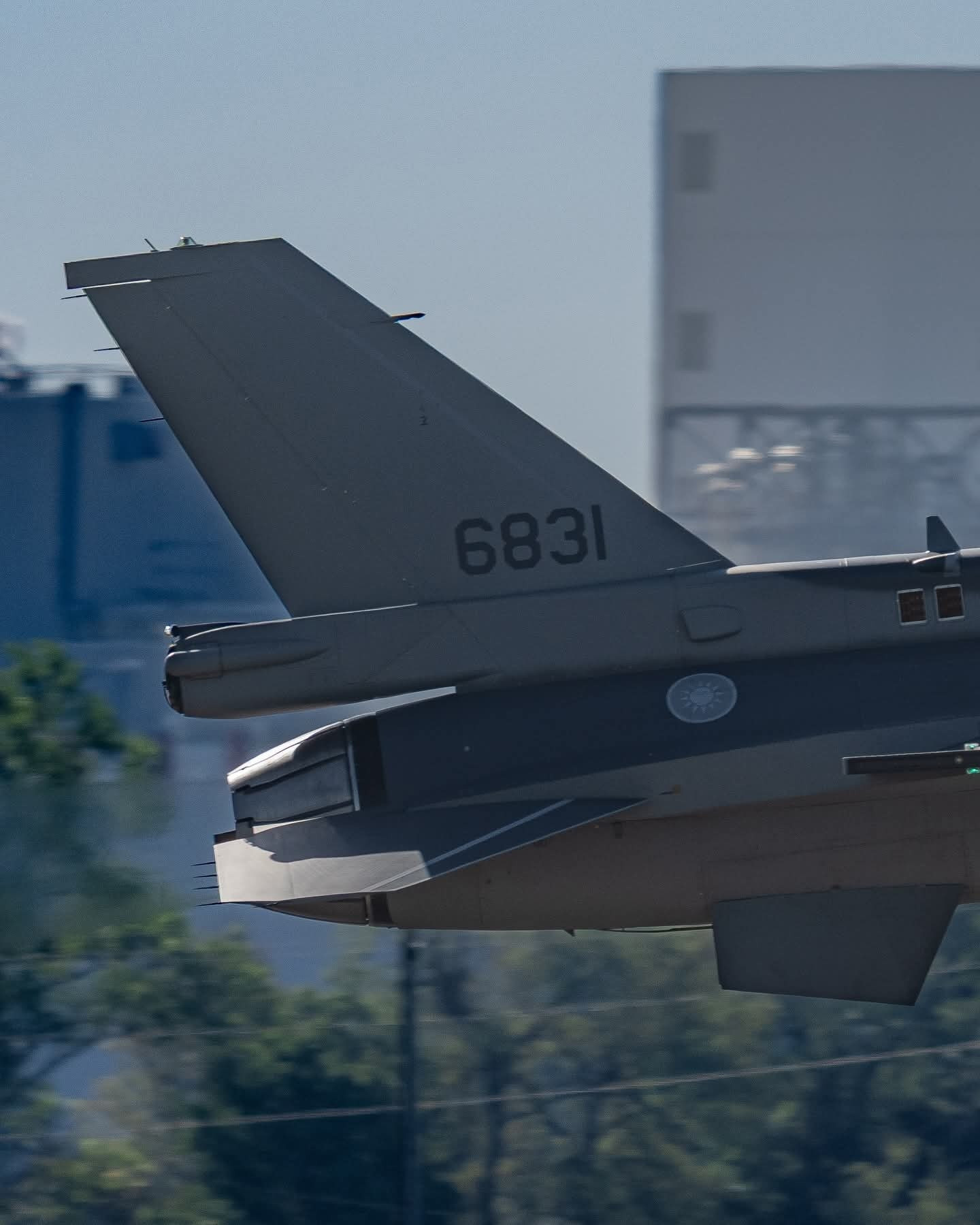 昨天有人拍到的中国台湾第一架F-16V/F-16DBlock70“蝰蛇”战斗