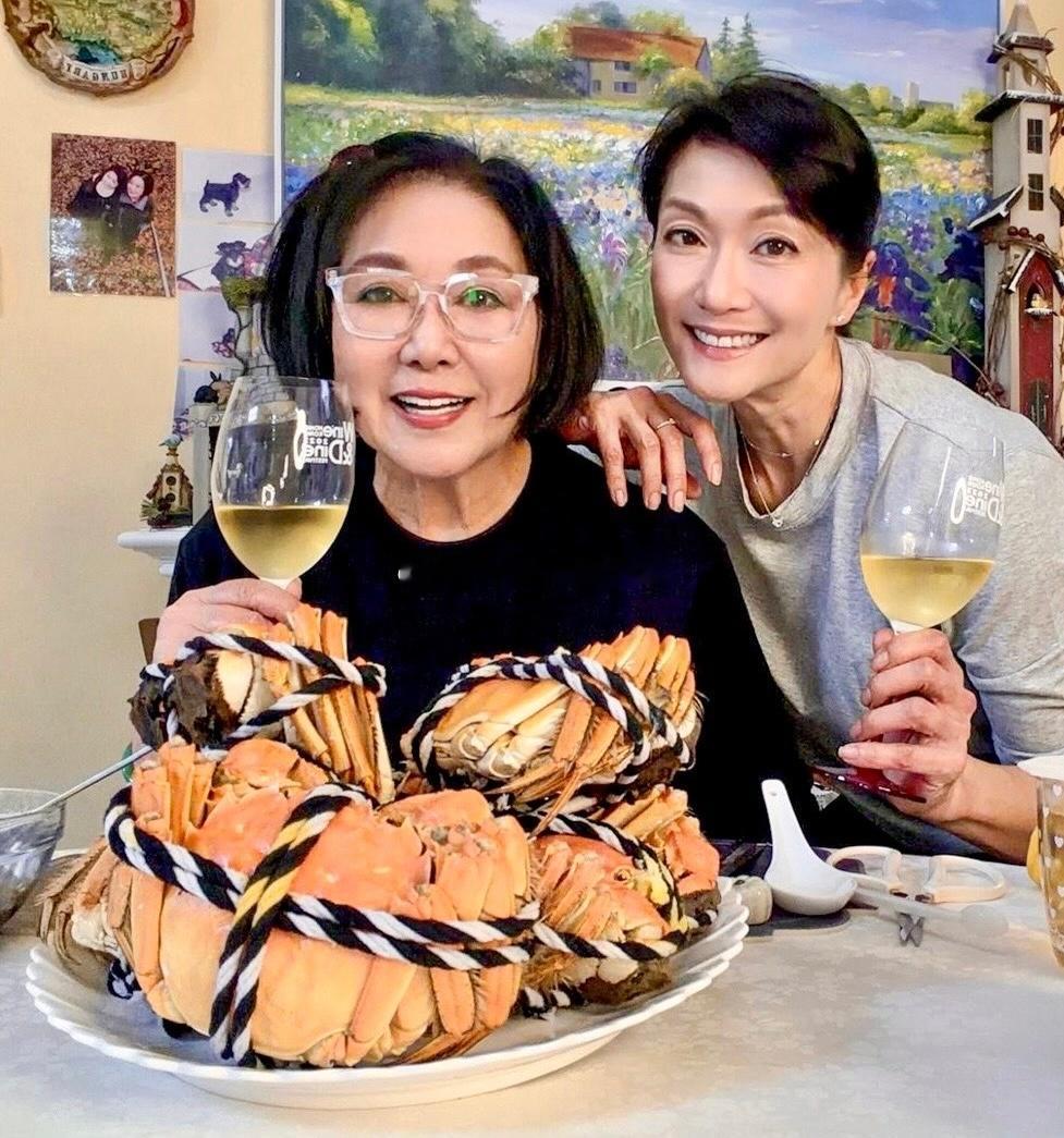 李司棋跟女儿叶子青过平安夜🥂