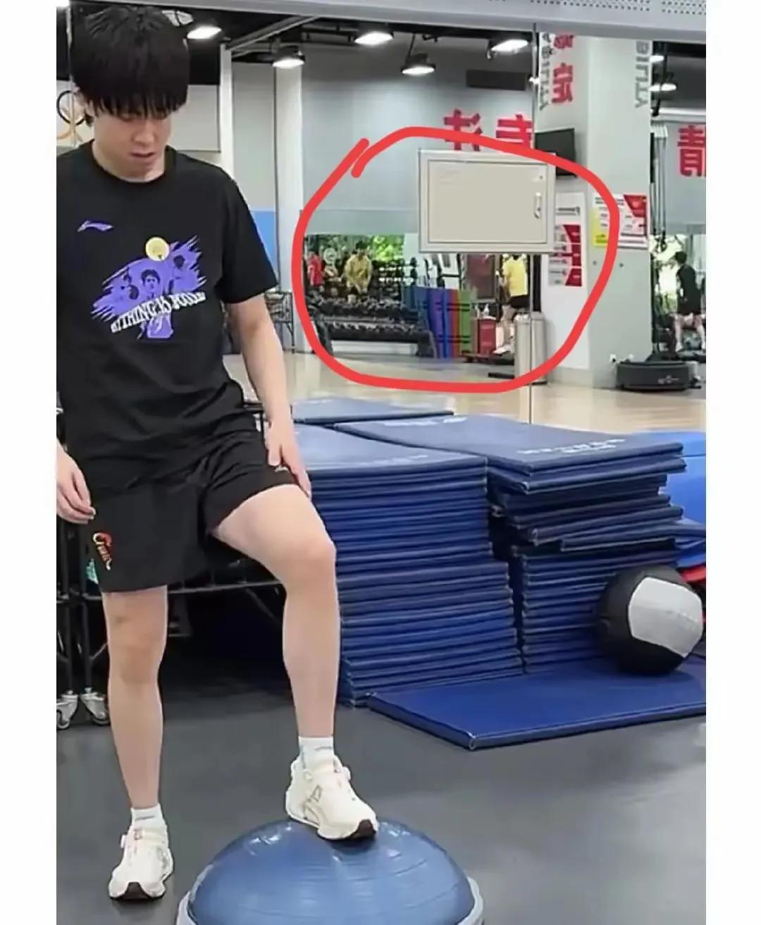 莎头出国前再次同框！王楚钦发了体能训练视频后，还不无自豪地发文说，期待大家来挑